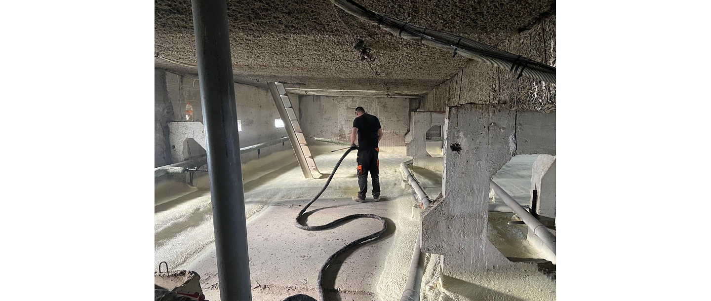 Attic insulation with polyurethane foam